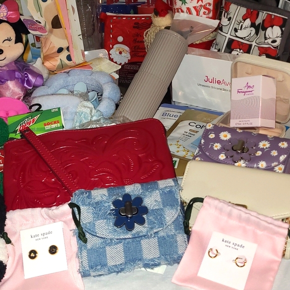 Happy Holidays Giftaway $450 Retail - Picture 3 of 11